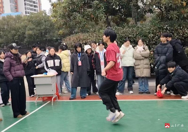 实验高中冬季全民跳绳比赛：青春舞动 “绳