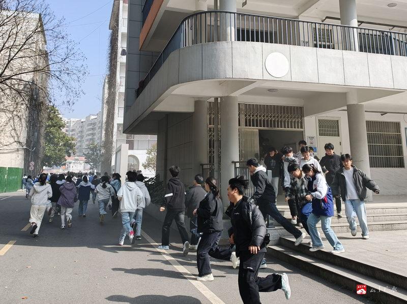 筑牢安全防线  护航校园成长——实验高中